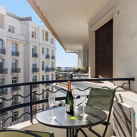 Prestige Azur Yourhosthelper *